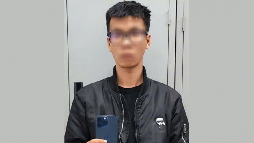 Thấy iPhone 15 Pro Max trong đơn hàng giao cho khách liền cuỗm luôn